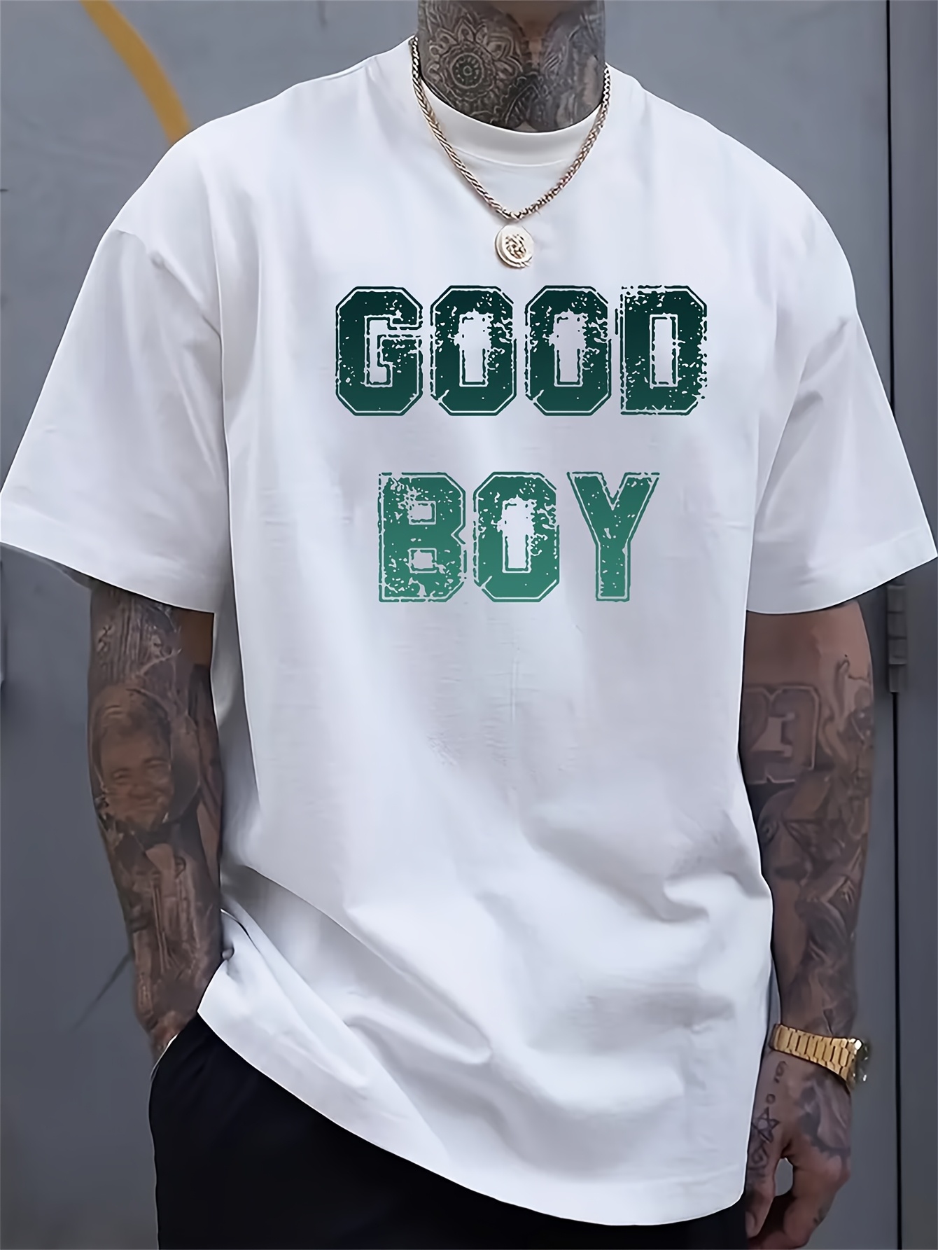 Tall Men Formal Wear - メンズ「Good Boy」プリントTシャツ、白地に緑の太字、柔らかく伸縮性のあるニット生地、カジュアルにもフォーマルにも最適、洗濯機で洗えます、オールシーズン対応、ストリートスタイルの都会的なファッション、通気性のあるデザイン、トレンドのストリートウェア
