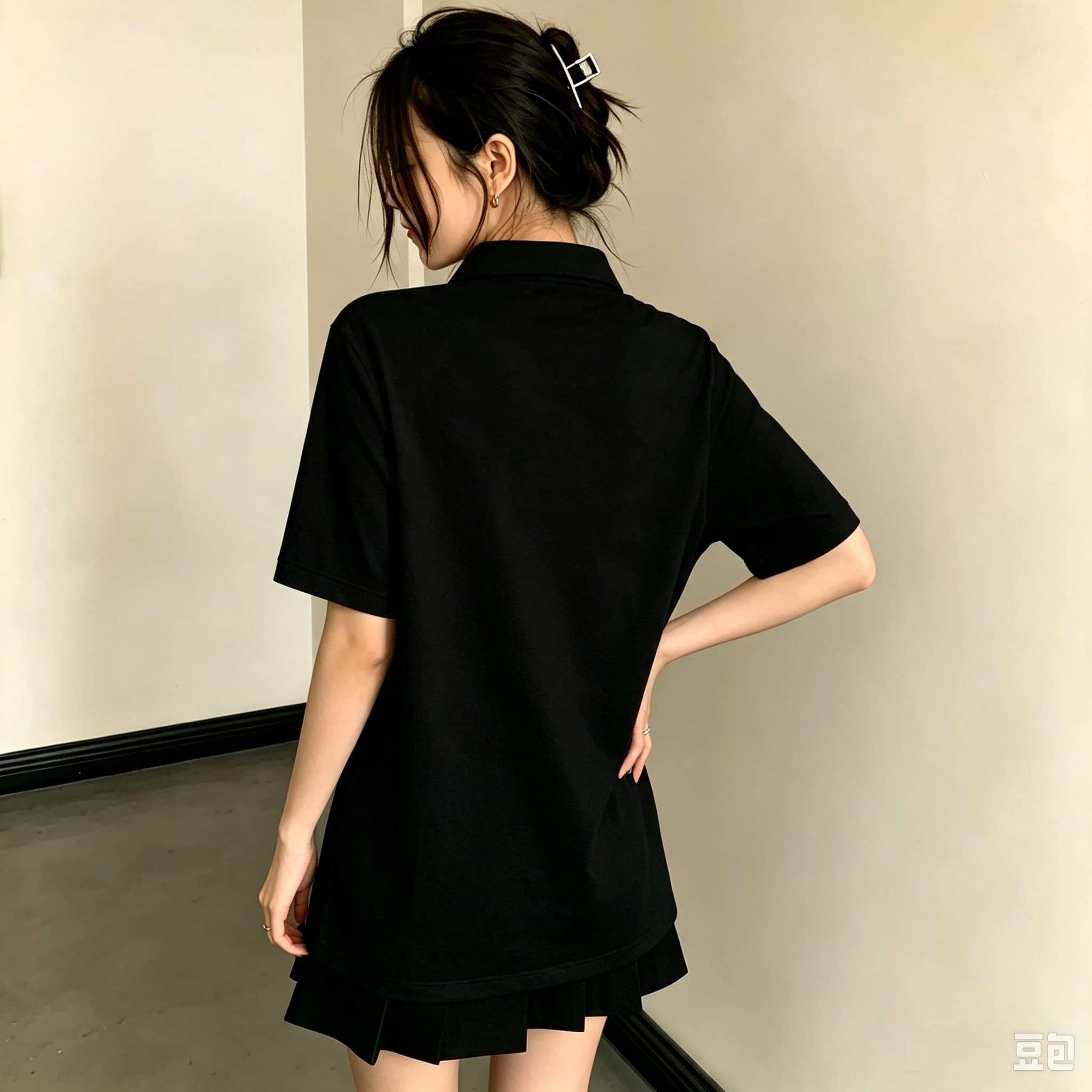 カジュアルな黒のユニセックスポロブラウス、スタイリッシュなレ - Men Formal Wear All Black のレビューと価格