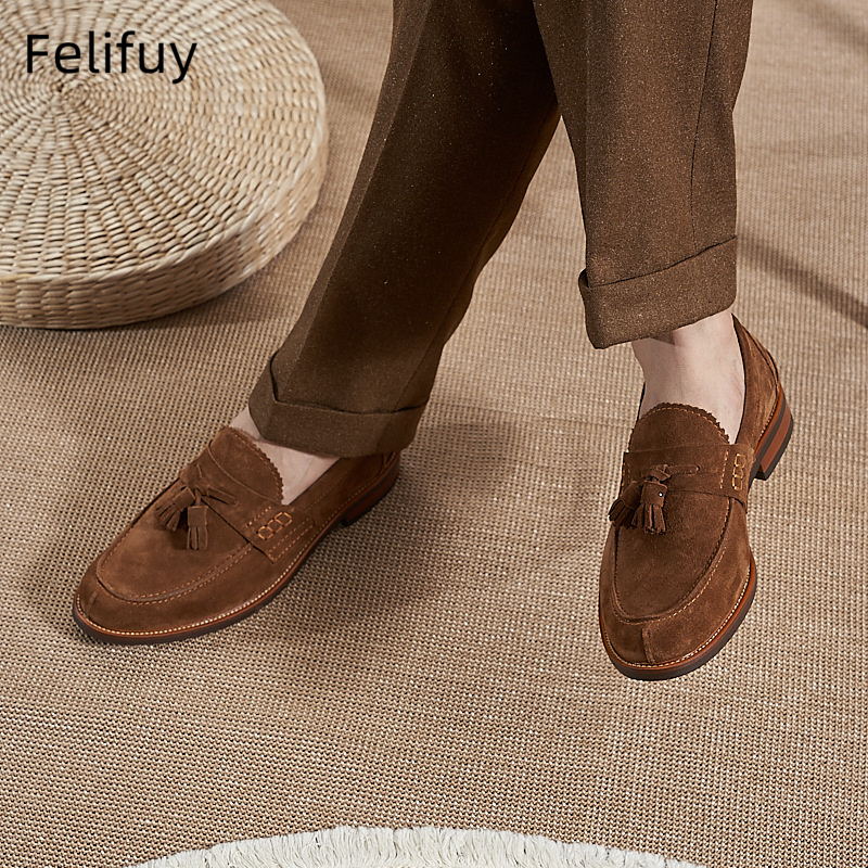 新しいブラウンメンズフラットローファー牛革スエードタッセルカ - Men Formal Wear Shoes のレビューと価格
